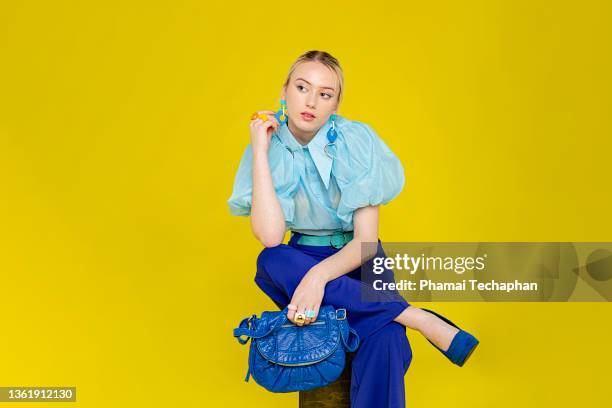 fashionable woman dresses in blue - blue pants imagens e fotografias de stock