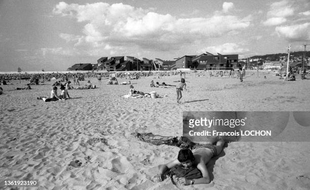Vacanciers sur la plage en juillet 1975 à Deauville.