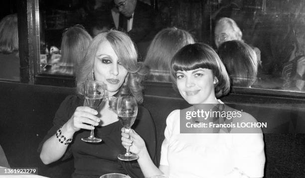 La chanteuse libanaise Fairuz et Mireille Mathieu lors d'un diner chez Maxim's le 19 mai 1975 à Paris.