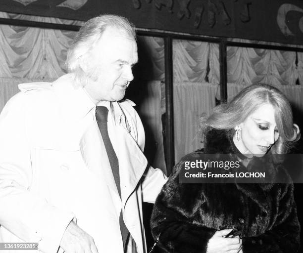 La chanteuse libanaise Fairuz avec Johnny Stark après un diner chez Maxim's le 19 mai 1975 à Paris.