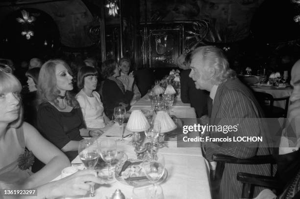 La chanteuse libanaise Fairuz avec Mireille Mathieu et Johnny Stark lors d'un diner chez Maxim's le 19 mai 1975 à Paris.