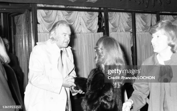 La chanteuse libanaise Fairuz avec Johnny Stark après un diner chez Maxim's le 19 mai 1975 à Paris.