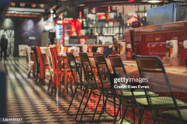 fast food restaurant - fastfood restaurant table stock-fotos und bilder