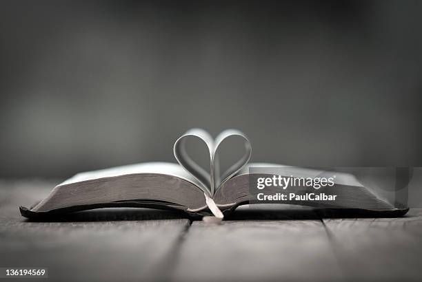 gott ist liebe! - love books stock-fotos und bilder