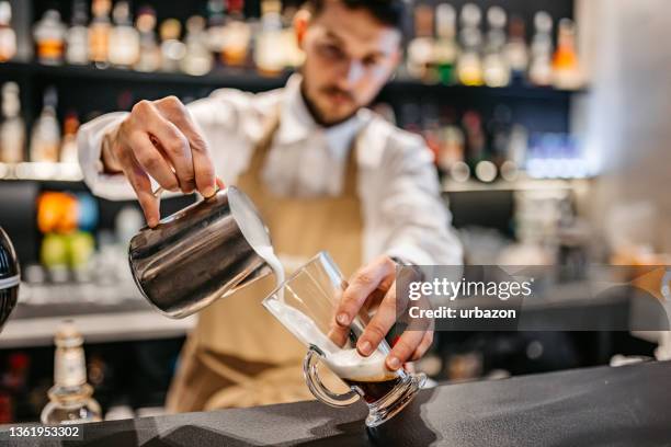 bartender haciendo frappuccino con crema batida - café frappé fotografías e imágenes de stock