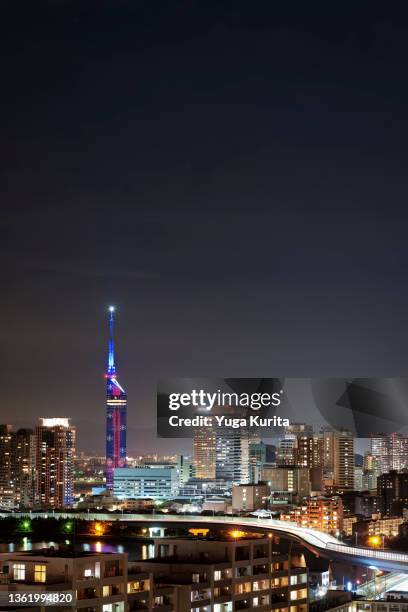 福岡市中心部（博多）の夜のスカイラインと福岡タワーのイルミネーション (fukuoka/hakata skyline in an evening) - prefectuur fukuoka stockfoto's en -beelden