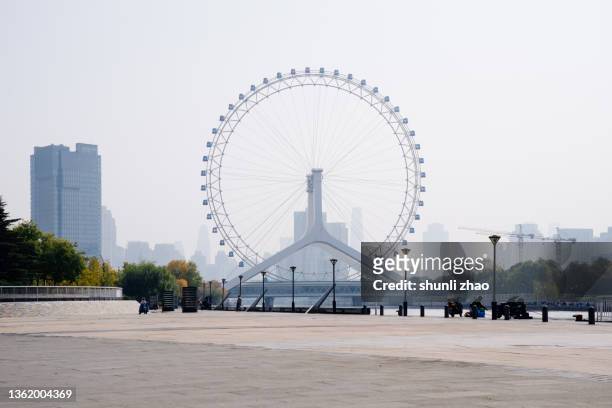 city square under the ferris wheel - 天津 ストックフォトと画像