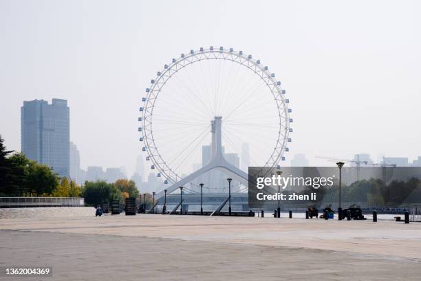 city square under the ferris wheel - província de tianjin imagens e fotografias de stock