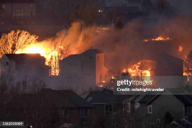 apocalyptic wild fires burn grasslands superior homes in marshall fire outside boulder colorado - forest fire stockfoto's en -beelden