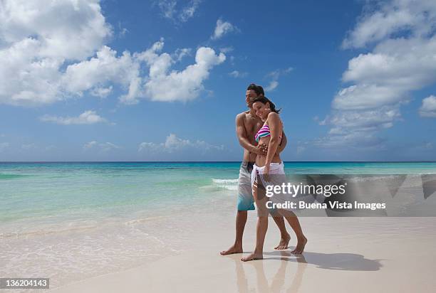 couple on a tropical beach - bridgetown barbados stockfoto's en -beelden