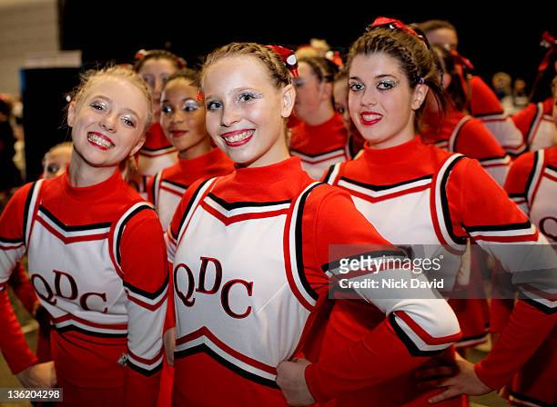 cheerleaders - dance team stock pictures, royalty-free photos & images