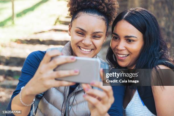 happy young women friends taking selfie with smart phone - mensagem com foto imagens e fotografias de stock