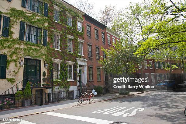 curving street of townhouses. - trepadeira - fotografias e filmes do acervo