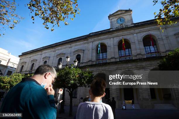 Family takes 12 sweets during the 12 chimes of midday at City Hall on December 31, 2021 in Seville, Andalusia, Spain.