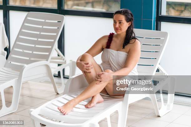 mujer de talla grande disfrutando de un día de spa - envuelto en una toalla fotografías e imágenes de stock