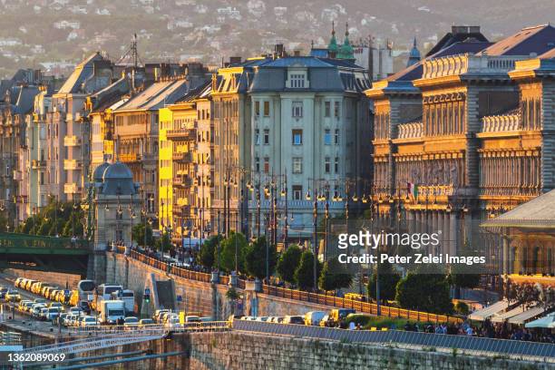 budapest inner city houses - oost europese cultuur stockfoto's en -beelden