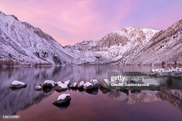mountain lake sunrise mit schnee - mammoth stock-fotos und bilder