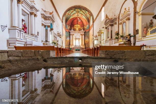 interiinterior of the ex-convento domínico de la natividad reflected in the fontor of a church - pila bautismal fotografías e imágenes de stock