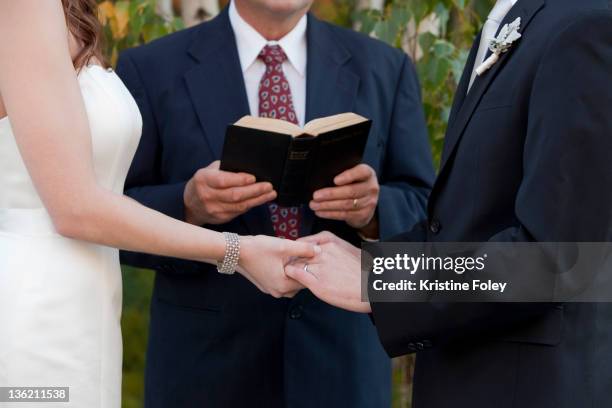 wedding in new york city - promesas de matrimonio fotografías e imágenes de stock