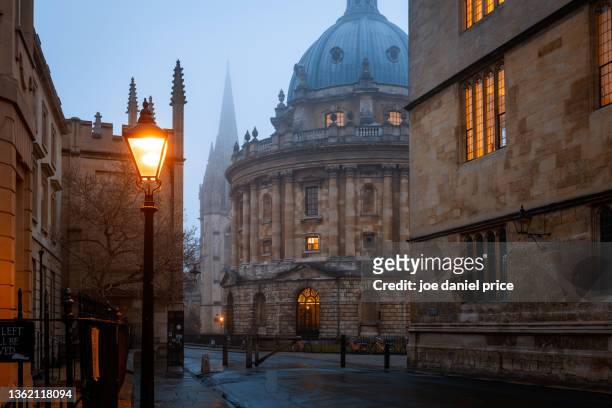fog, oxford university, radcliffe camera, radcliffe square, oxford, oxfordshire, england - oxford england stock pictures, royalty-free photos & images