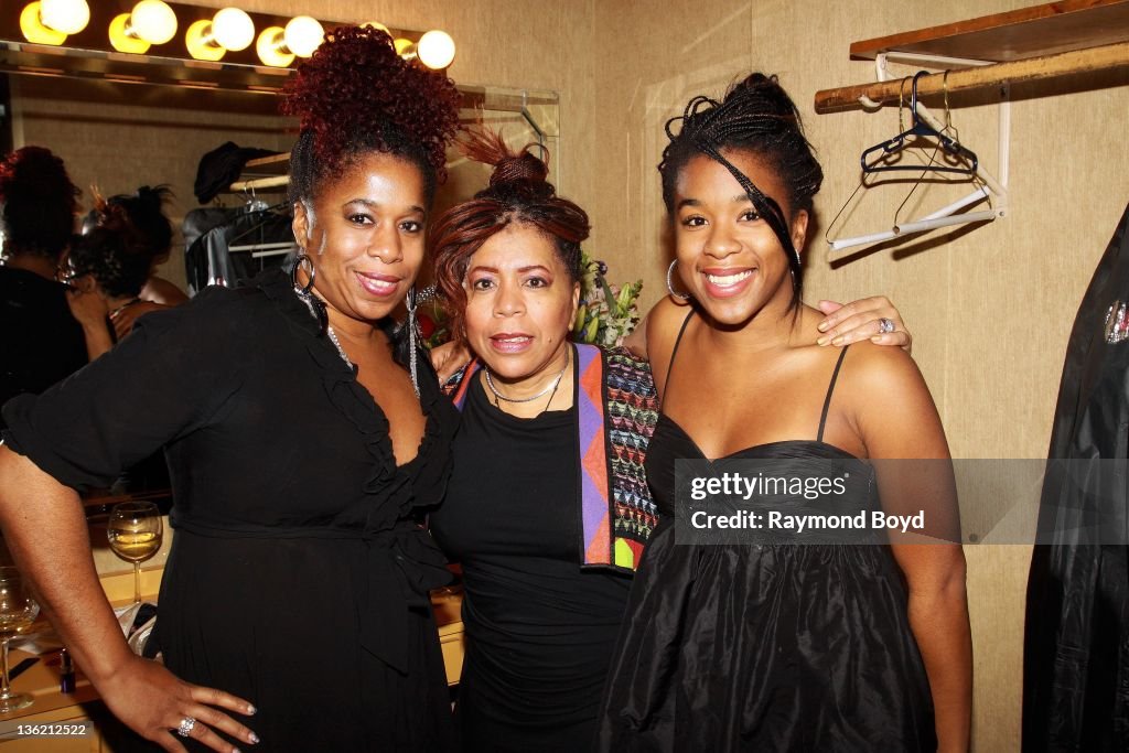 Singer Valerie Simpson poses for photos with her daughters, Nicole... Foto jornalística Getty