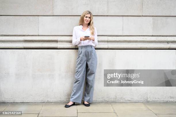 retrato ao ar livre de empresária relaxada fazendo uma pausa - calça pantalona - fotografias e filmes do acervo