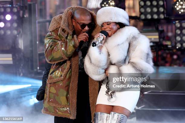 Ja Rule and Ashanti perform onstage during the Times Square New Year's Eve 2022 Celebration on December 31, 2021 in New York City.