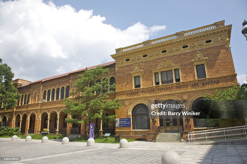 Museum with arches and colonnade.