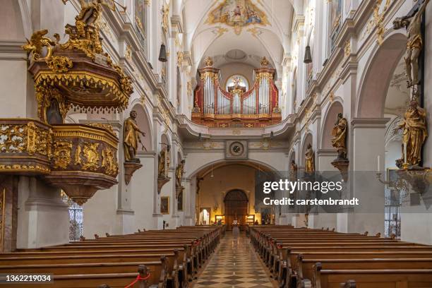 blick auf die kanzel und die orgel in der peterskirche in münchen - pulpit stock-fotos und bilder