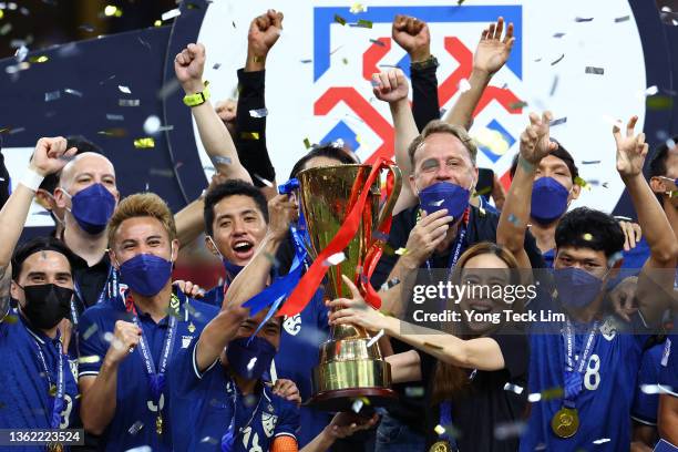 The Thai team celebrates with the trophy after winning the AFF Suzuki Cup final against Indonesia at the National Stadium on January 01, 2022 in...