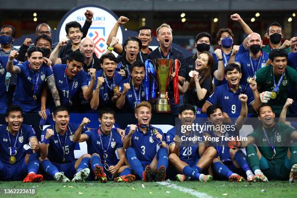 The Thai team celebrates with the trophy after winning the AFF Suzuki Cup final against Indonesia at the National Stadium on January 01, 2022 in...