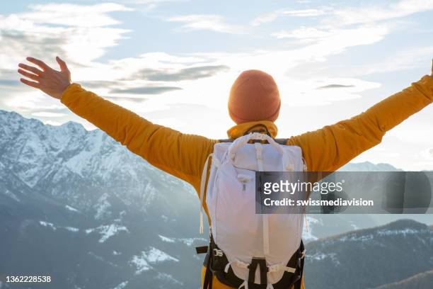 l'escursionista si ferma sulla cresta della montagna sulla cima della montagna, le braccia spalancate nell'aria. successi - arms open foto e immagini stock