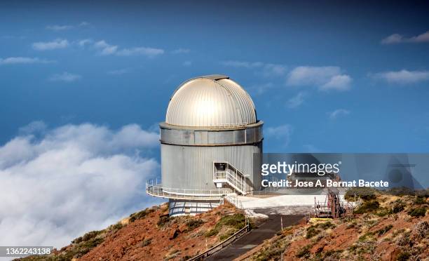roque de los muchachos telescope and astronomical observatory on the island of la palma - event horizon stock-fotos und bilder