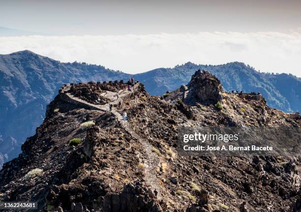 tourists walking among the viewpoints of the roque de los muchachos on the island of la palma. - roque de los muchachos stock-fotos und bilder