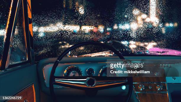 夜に駐車したヴィンテージカーからの運転席からの視点 - rain night ストックフォトと画像