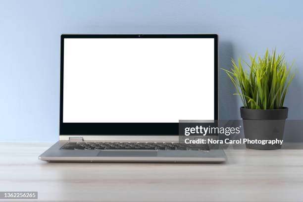 laptop with white screen on office desk - chroma key stock-fotos und bilder