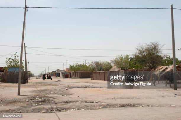 a tuk-tuk taxi passes a street in renk, in the northern part of the upper nile state, in south sudan. - sudan del sur fotografías e imágenes de stock