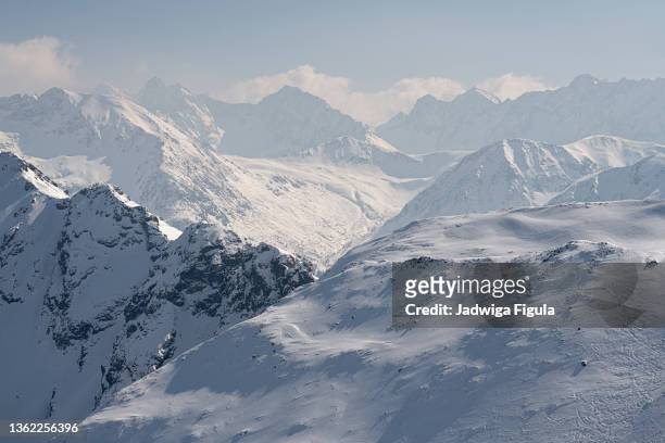high tatra mountains covered in snow, in poland. - karpaterna bildbanksfoton och bilder