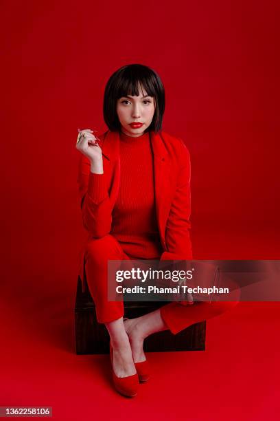beautiful woman in red - blazer jacket stockfoto's en -beelden