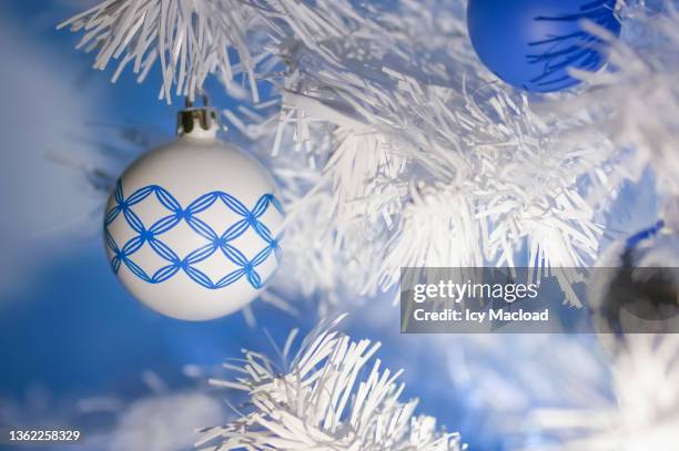 christmas tree decorations - blue winter tree stockfoto's en -beelden