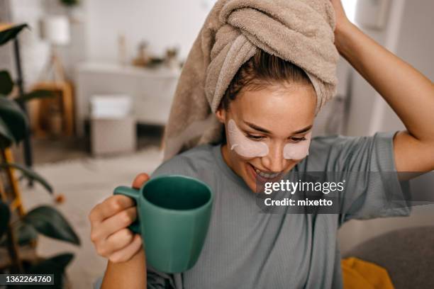 mujer con parche médico en el ojo bebiendo café - indulgence fotografías e imágenes de stock