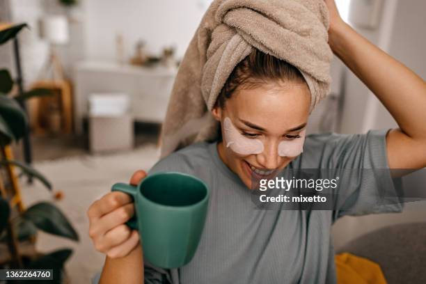 femme avec un cache-œil médical buvant du café - se faire dorloter photos et images de collection
