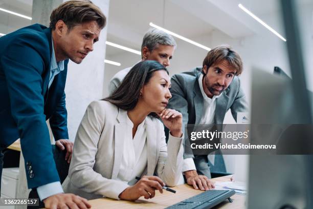 geschäftsleute, die im büro zusammenarbeiten - glitch technique stock-fotos und bilder