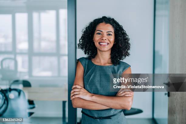 portrait of a smiling young businesswoman. - agent imagens e fotografias de stock
