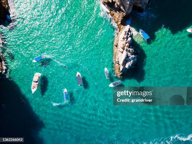 aerial view looking down at the famous arch of cabo san lucas, baja california sur, mexico darwin arch glass-bottom boats viewing sea life - baixa califórnia do sul imagens e fotografias de stock