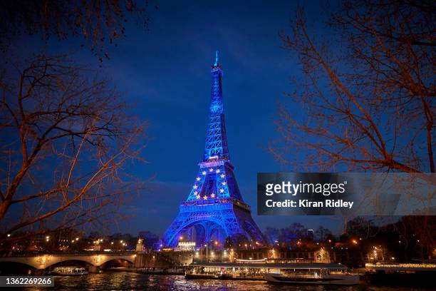The Eiffel Tower is illumated with the crest of the European Union on the 20th Anniversary of the introduction of the euro on January 01, 2022 in...