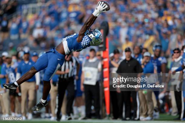 Chauncey Magwood of the Kentucky Wildcats attempts to make a reception during the second half against the Iowa Hawkeyes in the Citrus Bowl at Camping...