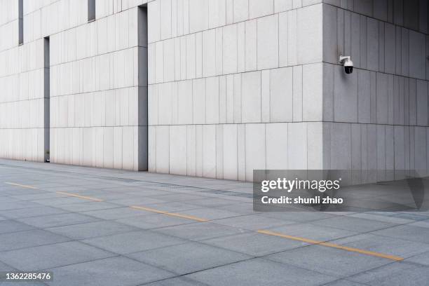 parking lot outside an office building - le mur photos et images de collection