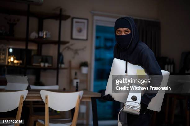 intrusion of a burglar in a house inhabited - cambrioleur photos et images de collection