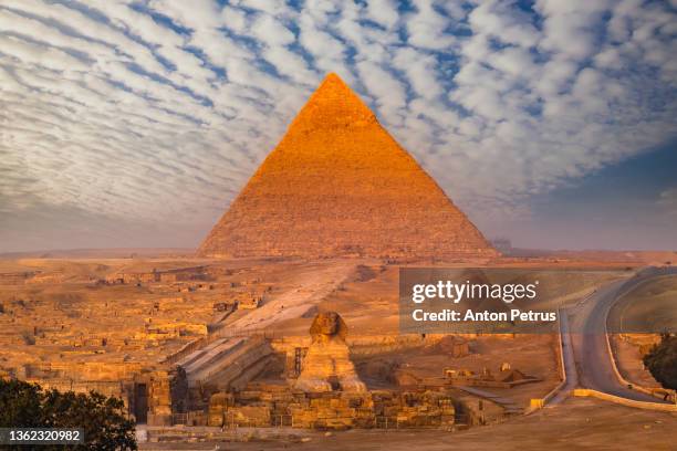 great pyramid of cheops  at sunset. giza, cairo, egypt - piramide van chefren stockfoto's en -beelden